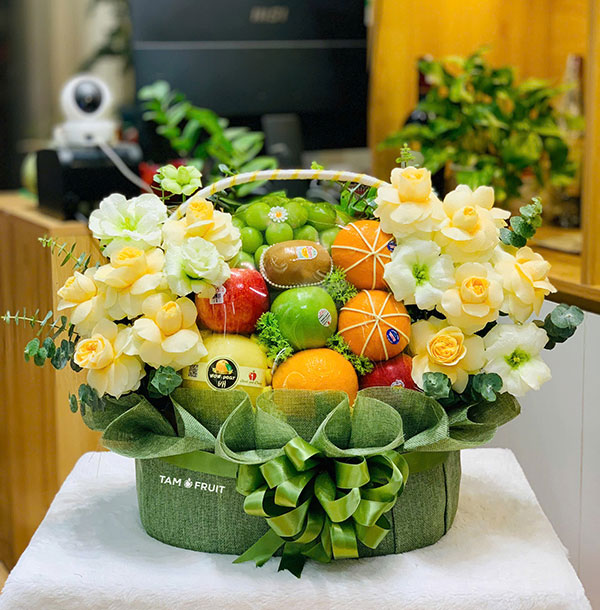 giỏ trái cây kèm hoa tươi